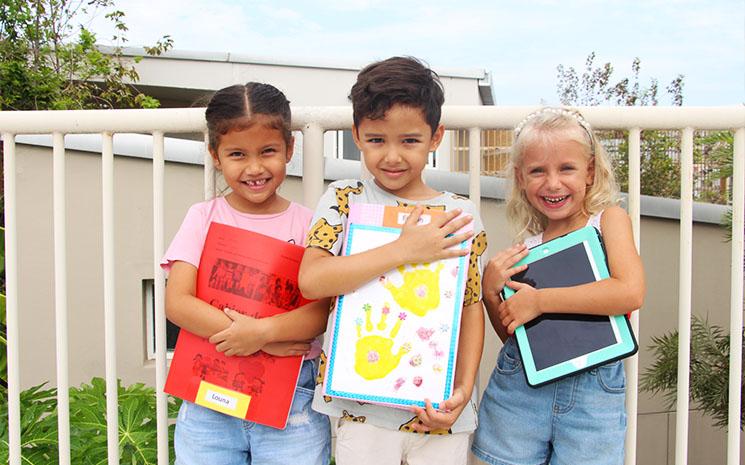 Trois enfants de maternelle du Lycée Français International de Bangkok