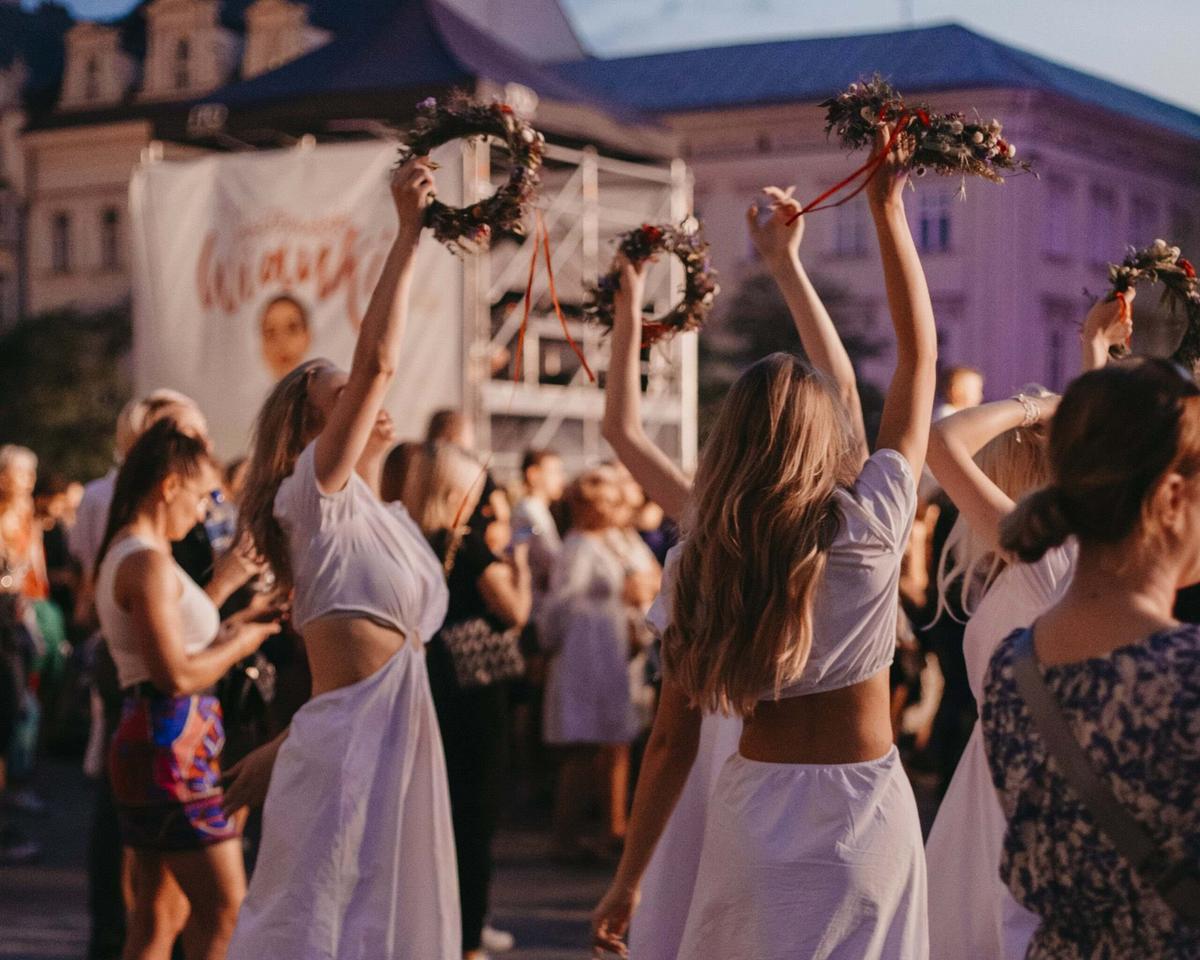 Femmes dansant avec couronnes de fleurs