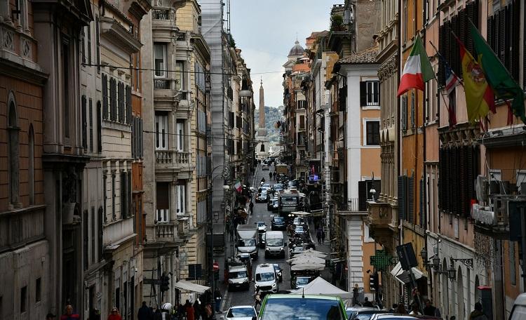 circulation de voitures dans ville de Rome