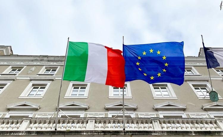 drapeaux italien et européen