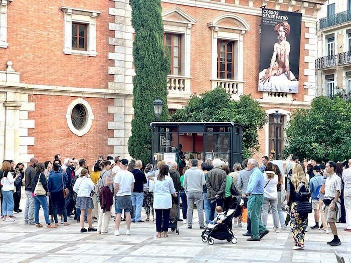 le module incubateur de la base culture sur la plaza del patriarca à valencia entouré de public