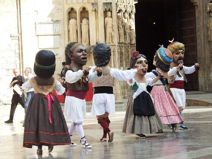 danse des nenots et gegants sur la plaza de la virgen à valencia