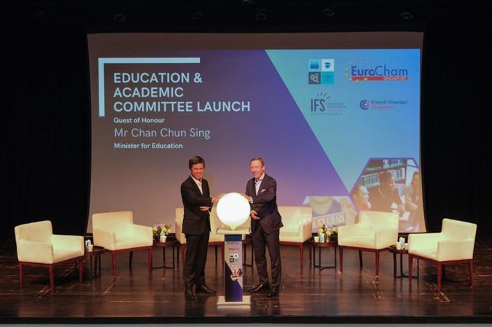 Le ministre de l'éducation, Chan Chun Sing, et le président d'Eurocham, Jens Rubbert allument la flamme symbolisant le lancement du comité Education & Academic.