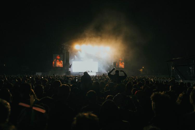 Un festival avec une scène au loin.