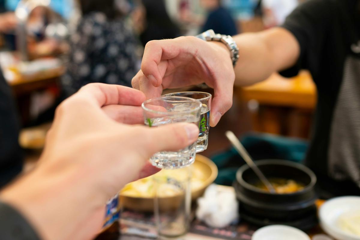 Deux verres qui s'entrechoquent.