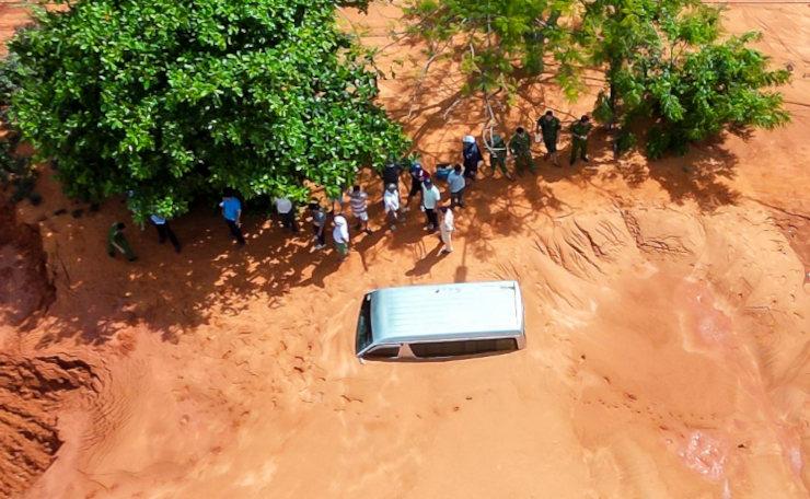 véhicules recouverts de sable au Vietnam