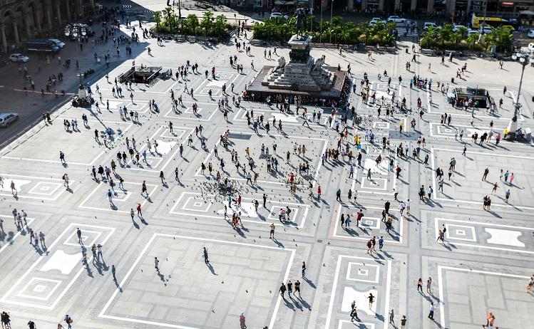 vue aérienne sur la foule place duomo à mian jilbert-ebrahimi-Z8UZnkBIkOM-unsplash