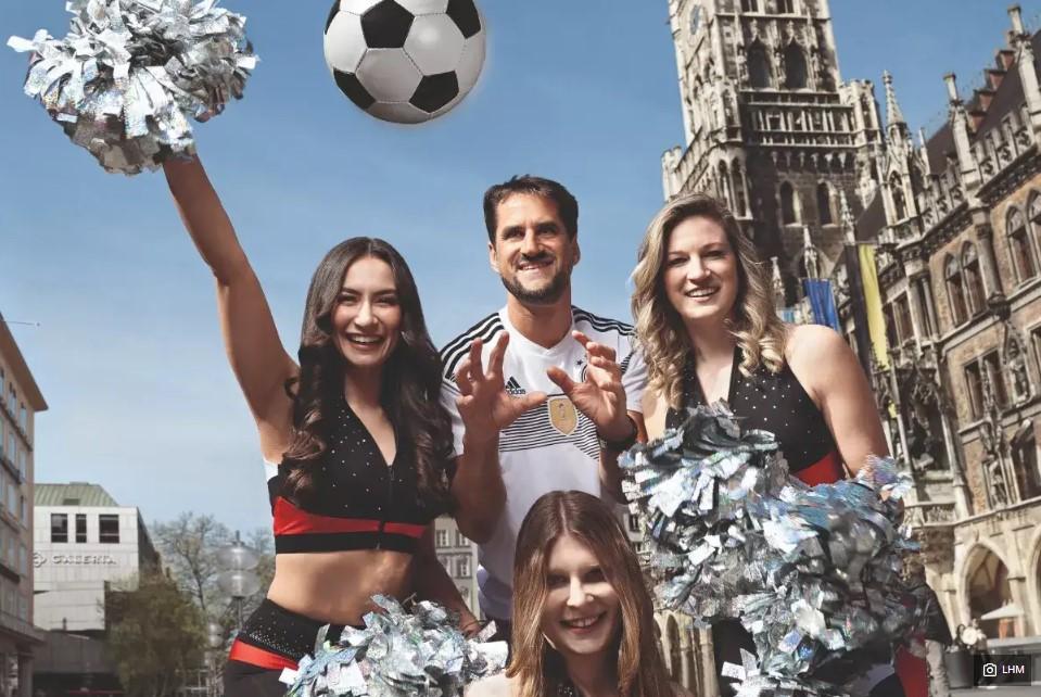 photo joueur de foot et pom pom girls