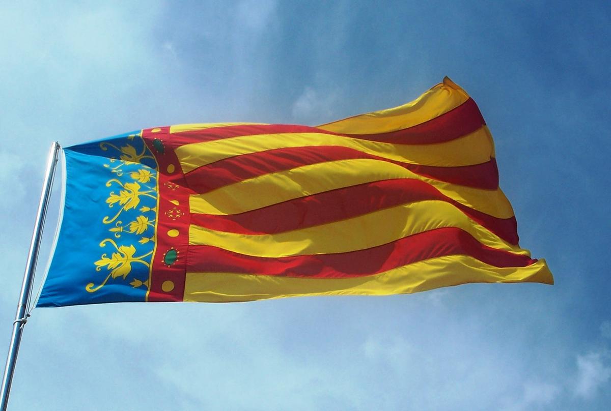 le drapeau valencien jaune rouge et bleu dans le ciel