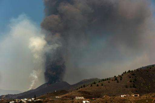 volcan en éruption aux Canaries