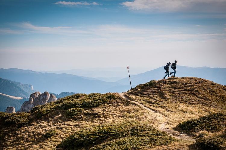 deux personnes sont en haut du montage apres un treeking